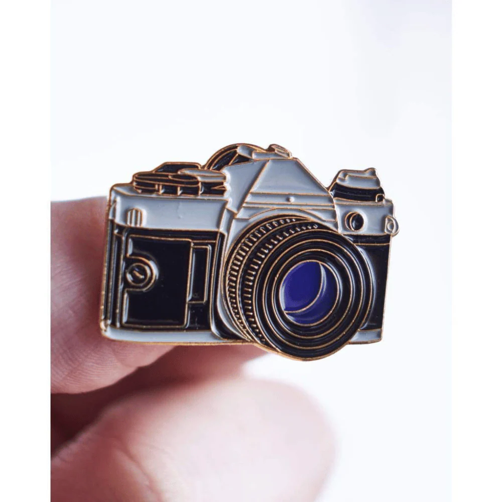 SLR Camera 1 Pin Badge - Gold-plated Brass - Image 3