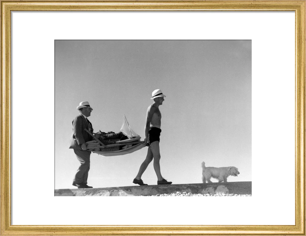 Two men carrying a deckchair, 1920s. - Image 15
