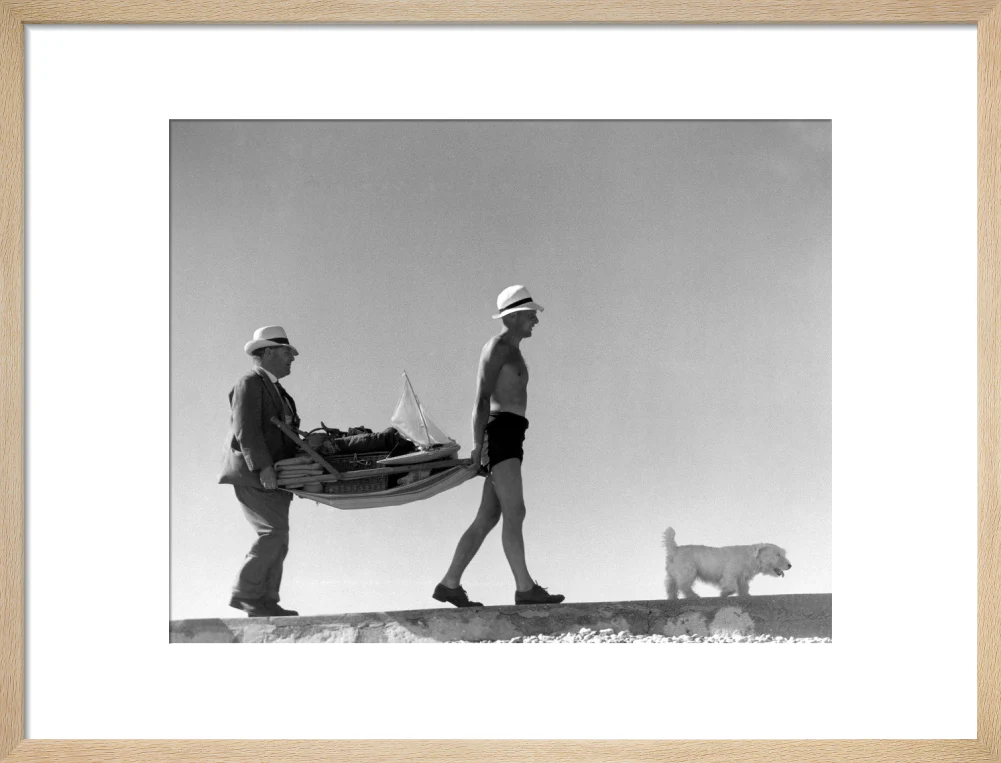 Two men carrying a deckchair, 1920s. - Image 16