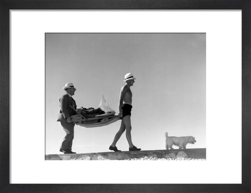 Two men carrying a deckchair, 1920s. - Image 41