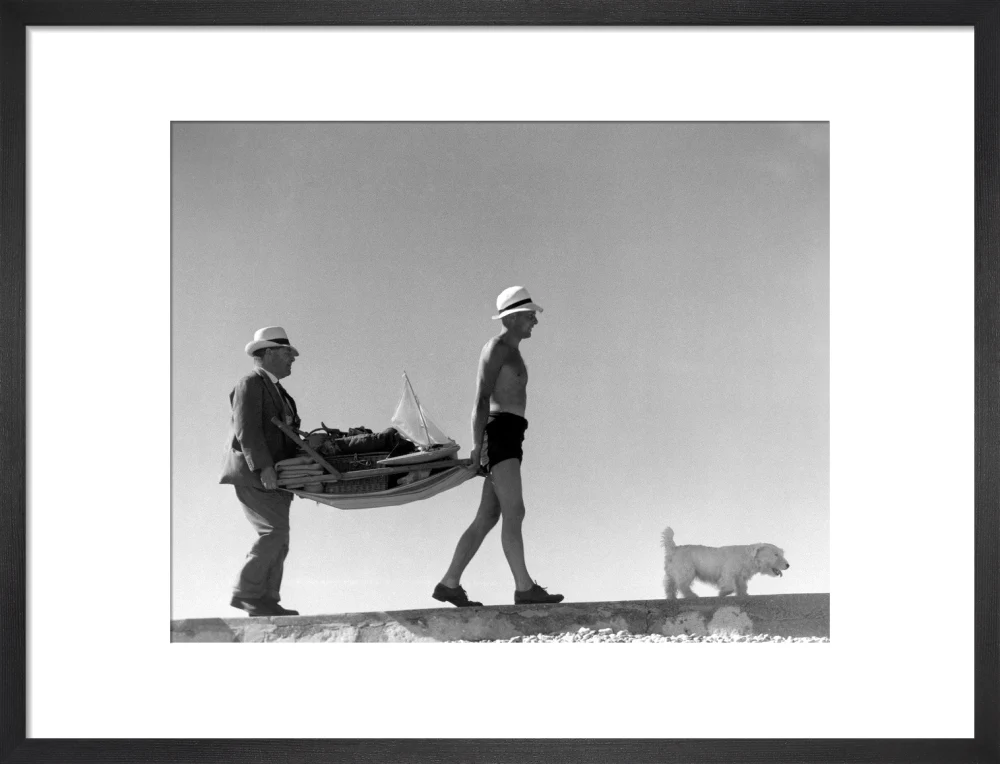Two men carrying a deckchair, 1920s. - Image 46