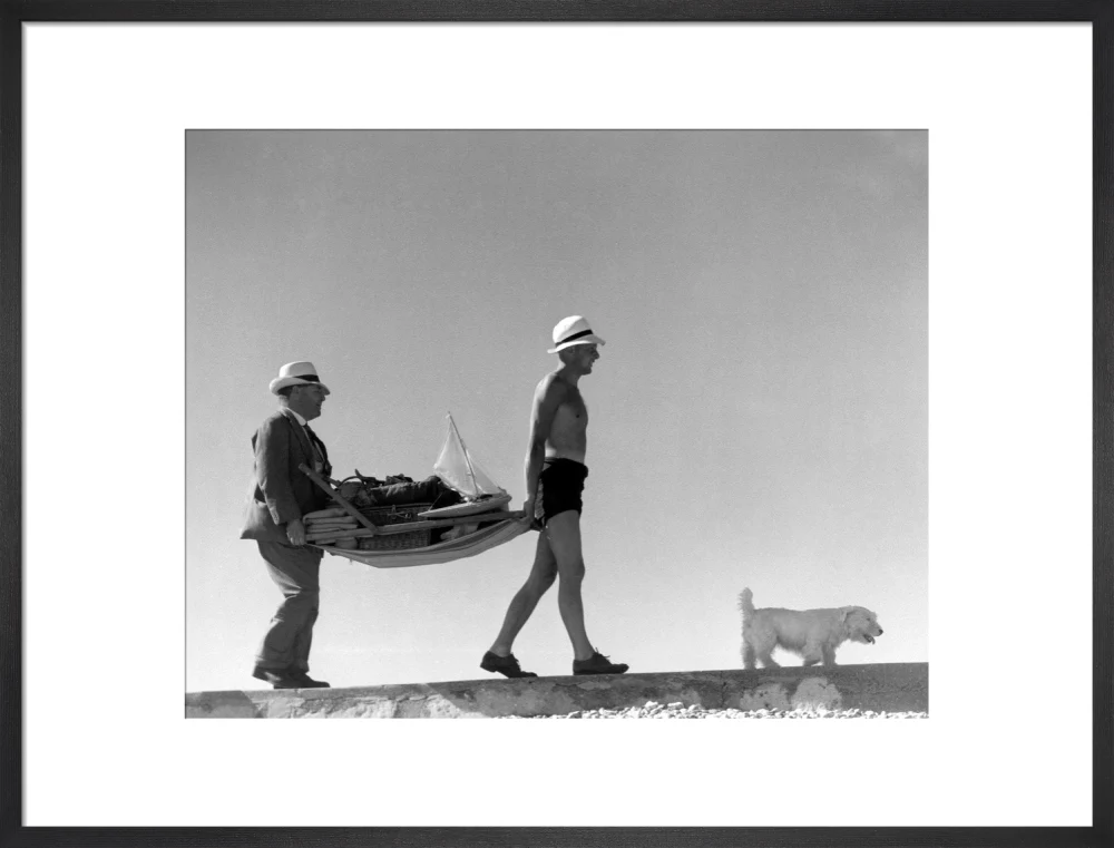 Two men carrying a deckchair, 1920s. - Image 51