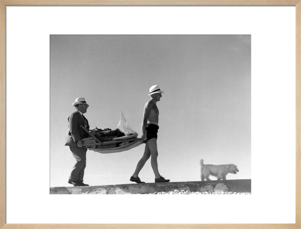 Two men carrying a deckchair, 1920s. - Image 54