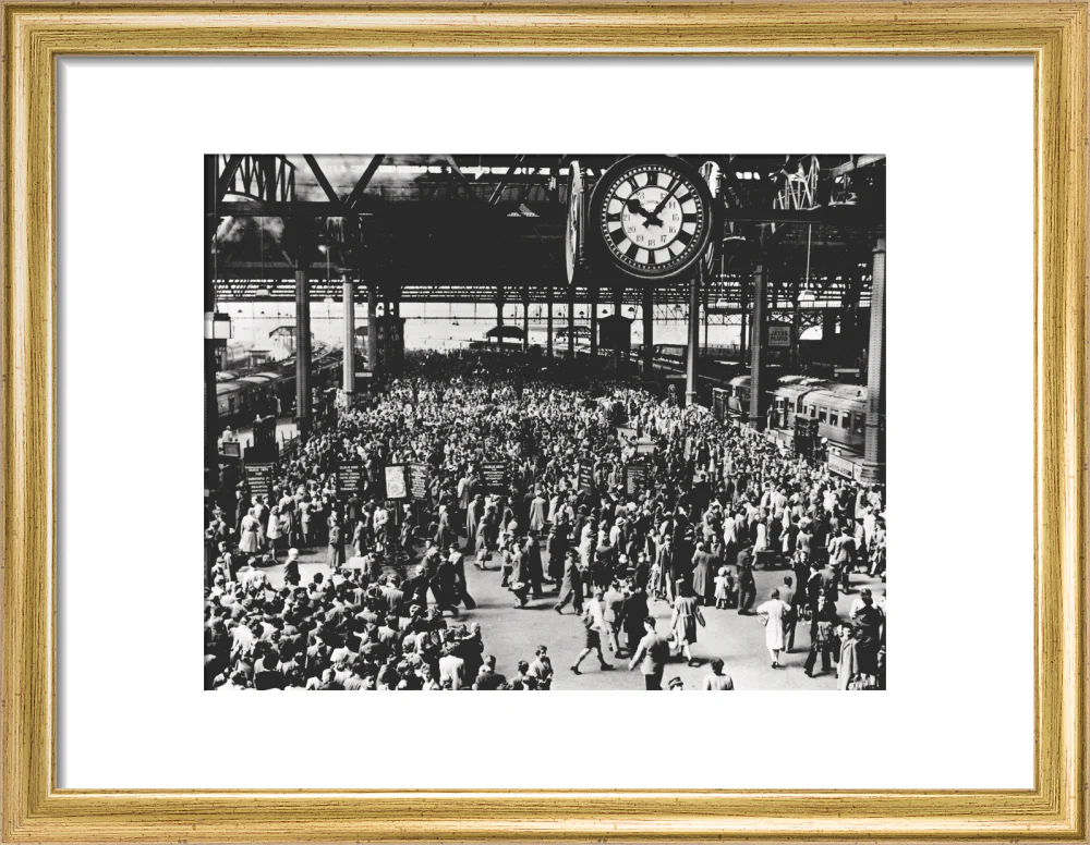 Holidaymakers at Waterloo Station, London, 1946. - Image 10