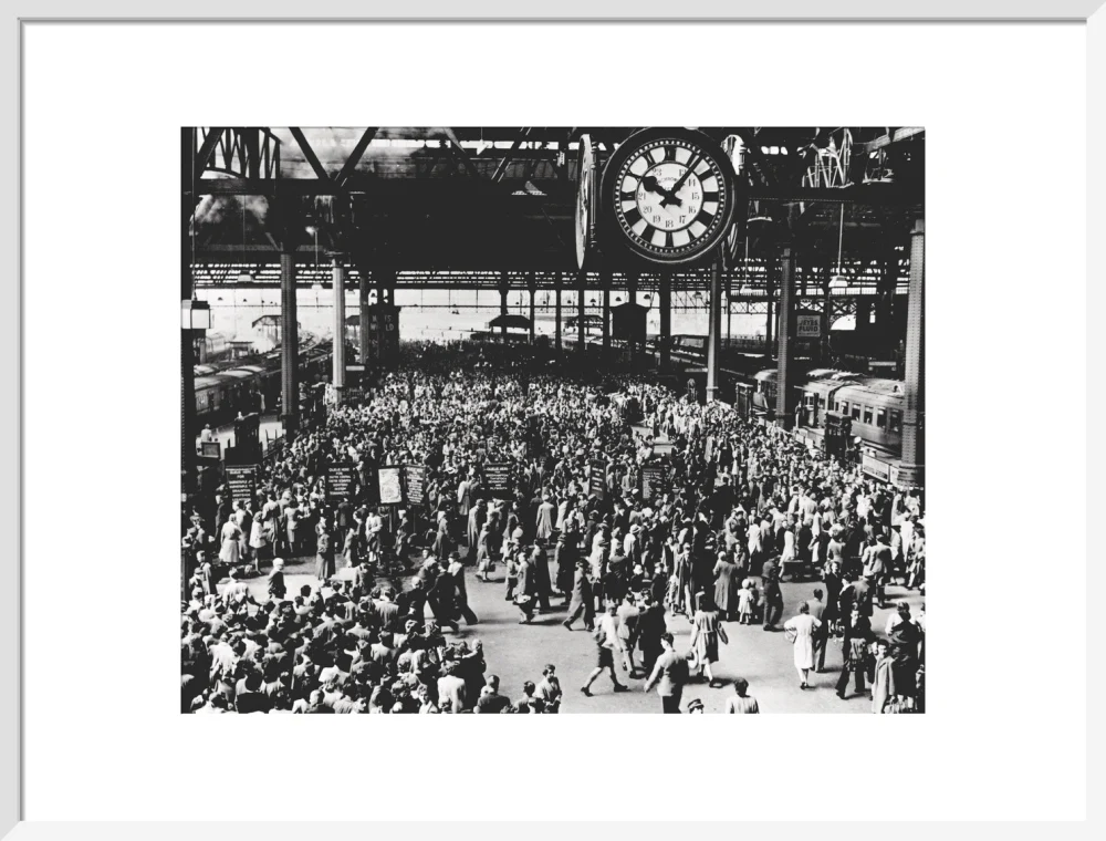 Holidaymakers at Waterloo Station, London, 1946. - Image 19