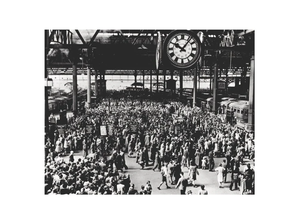 Holidaymakers at Waterloo Station, London, 1946. - Image 22