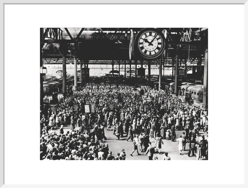 Holidaymakers at Waterloo Station, London, 1946. - Image 24