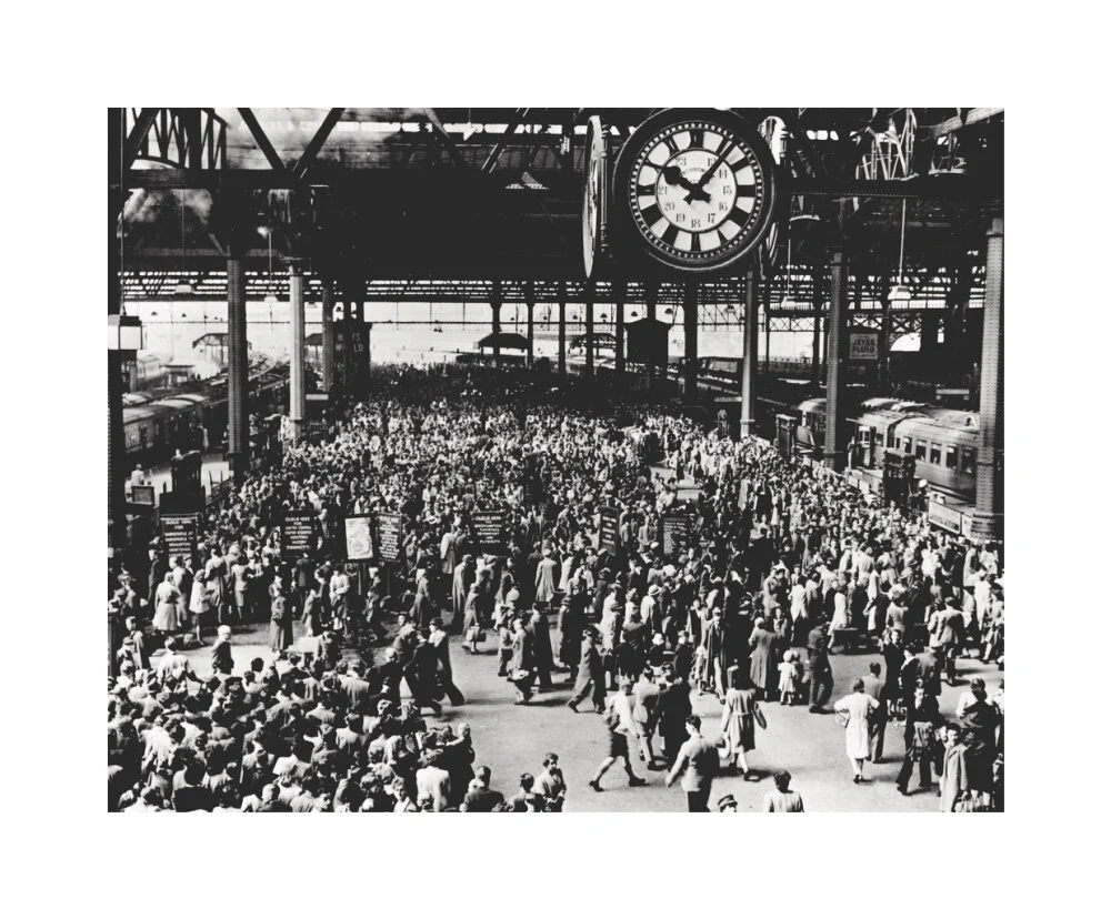 Holidaymakers at Waterloo Station, London, 1946. - Image 28