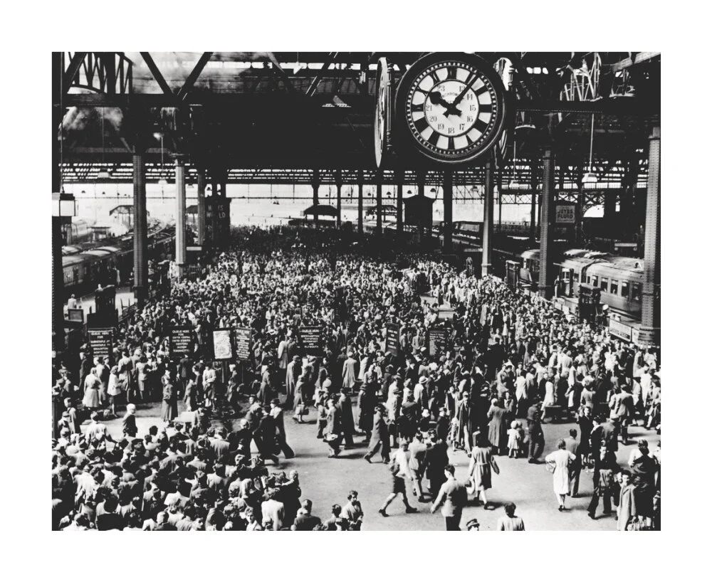 Holidaymakers at Waterloo Station, London, 1946. - Image 29