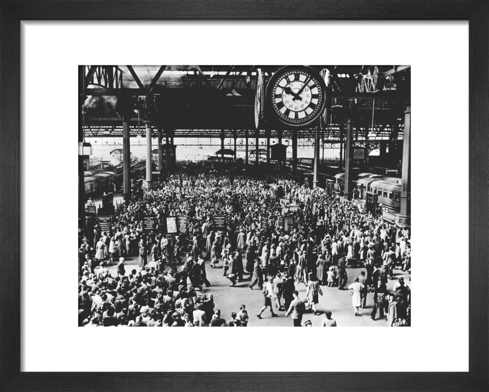 Holidaymakers at Waterloo Station, London, 1946. - Image 3