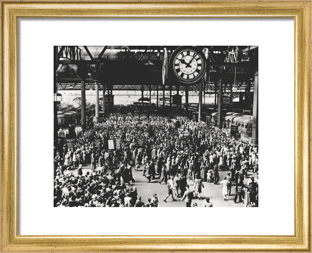 Holidaymakers at Waterloo Station, London, 1946. - Image 38