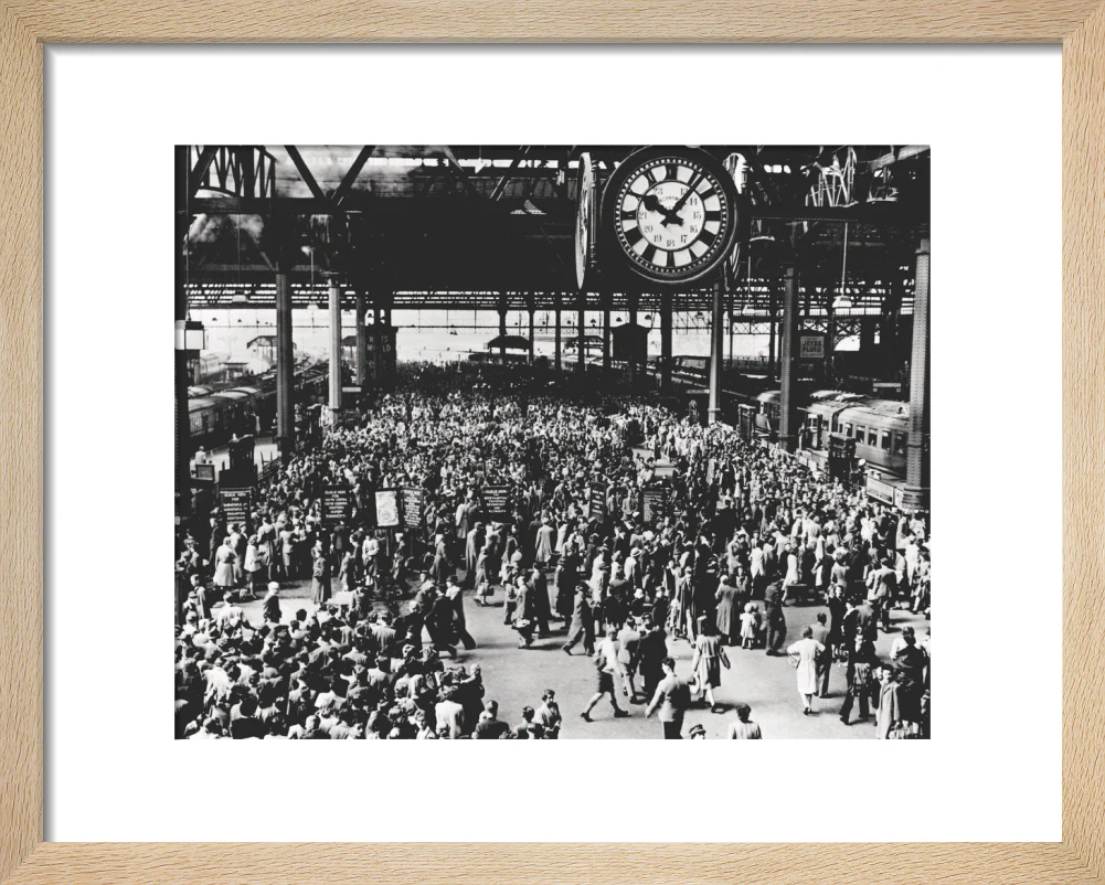 Holidaymakers at Waterloo Station, London, 1946. - Image 39