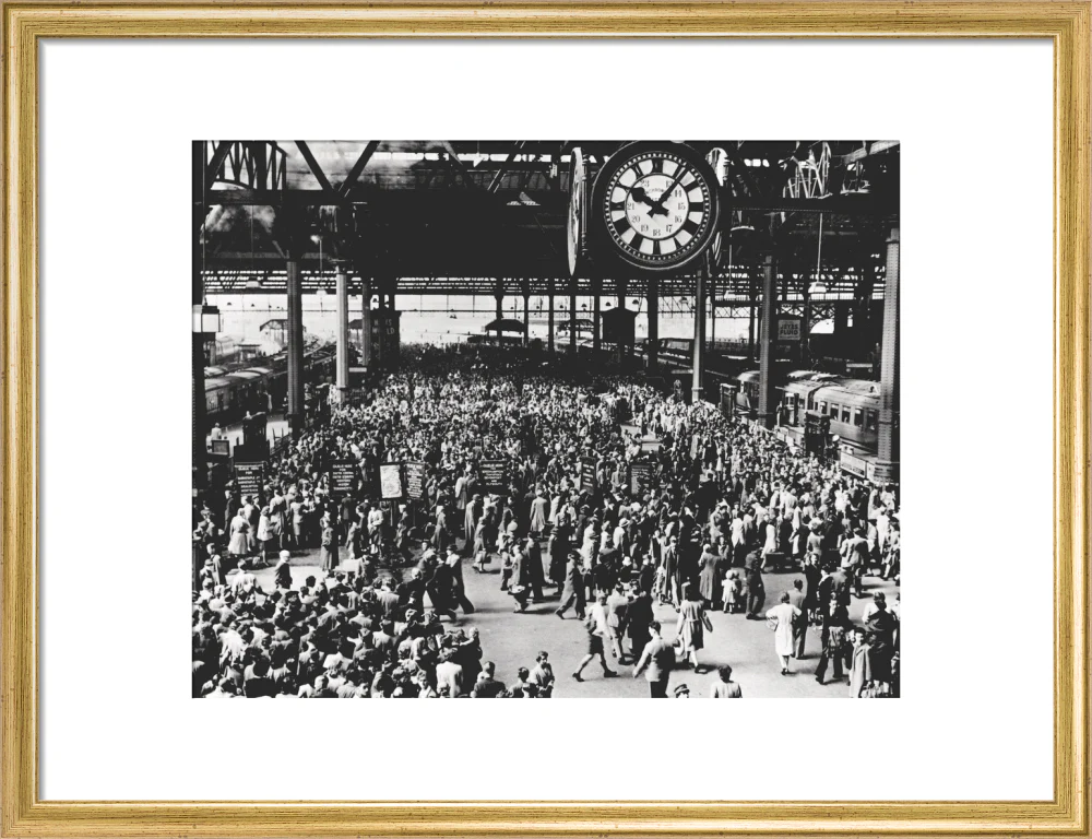 Holidaymakers at Waterloo Station, London, 1946. - Image 48