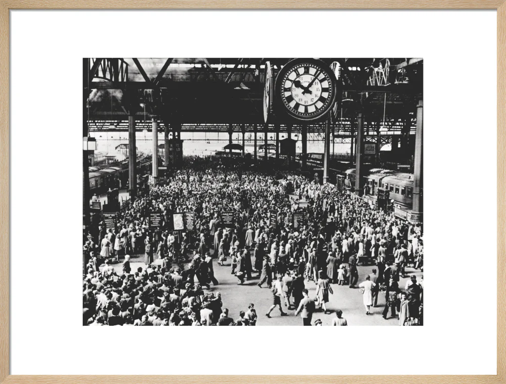 Holidaymakers at Waterloo Station, London, 1946. - Image 54