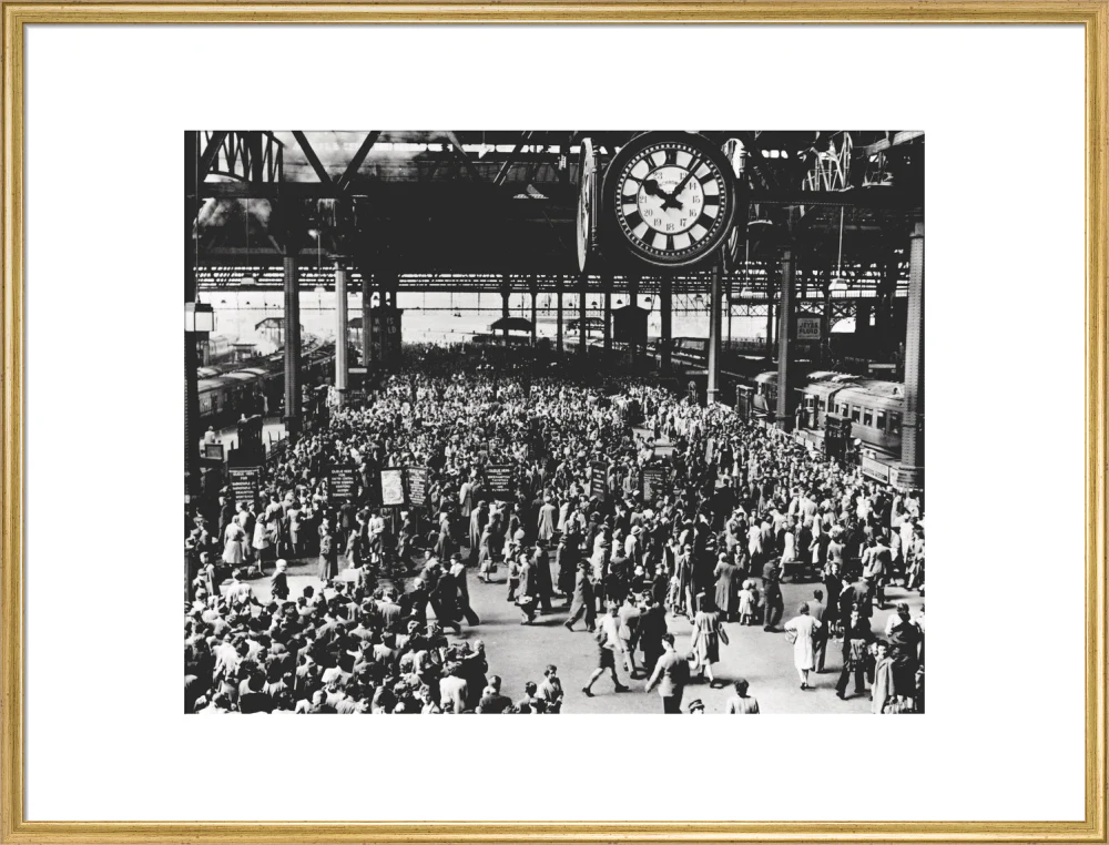 Holidaymakers at Waterloo Station, London, 1946. - Image 58