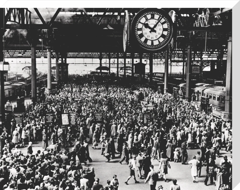 Holidaymakers at Waterloo Station, London, 1946. - Image 66