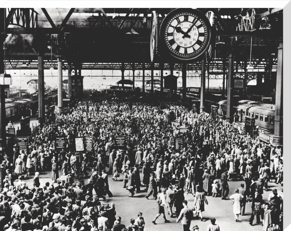 Holidaymakers at Waterloo Station, London, 1946. - Image 67