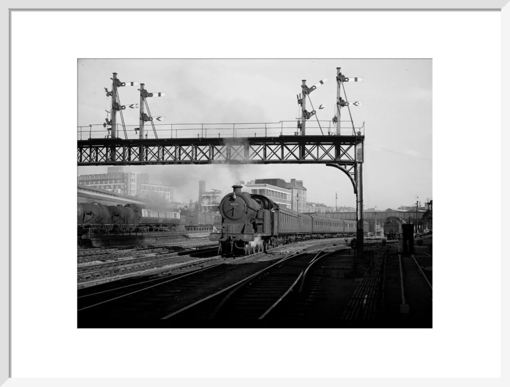 British Railways suburban train leaving Marylebone, 1949 - Image 19