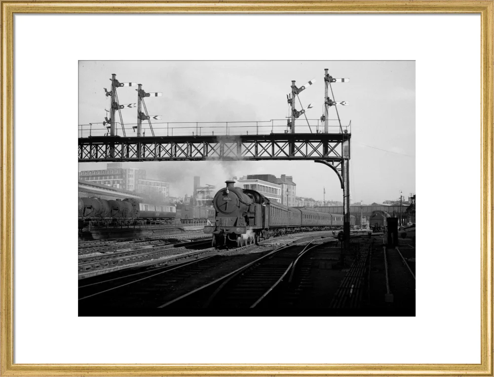 British Railways suburban train leaving Marylebone, 1949 - Image 20