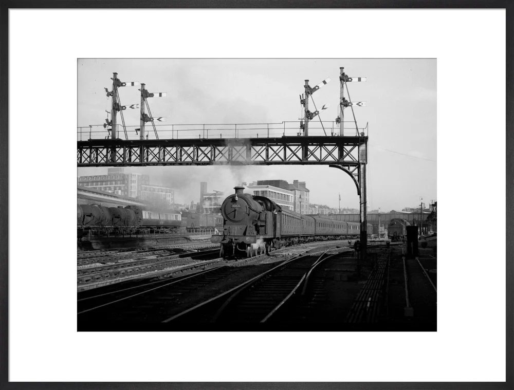 British Railways suburban train leaving Marylebone, 1949 - Image 23