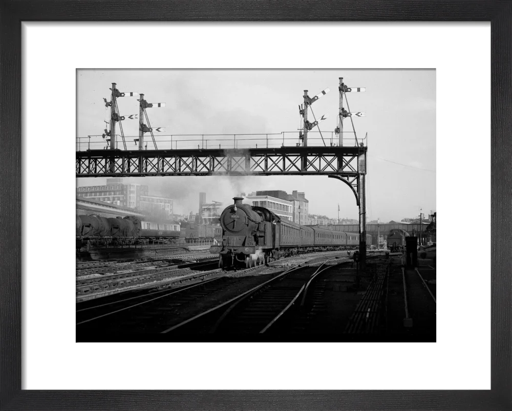 British Railways suburban train leaving Marylebone, 1949 - Image 36