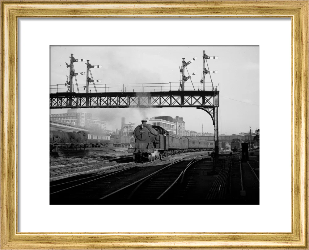 British Railways suburban train leaving Marylebone, 1949 - Image 38