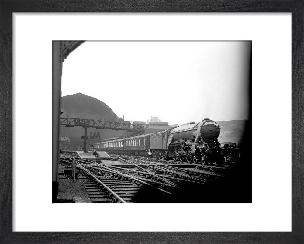 LNER A3 'Blink Bonny' No.51 on the 'Queen of Scots' - Image 3