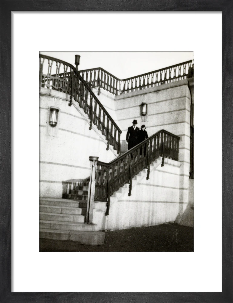 Couple walking down steps - Image 8