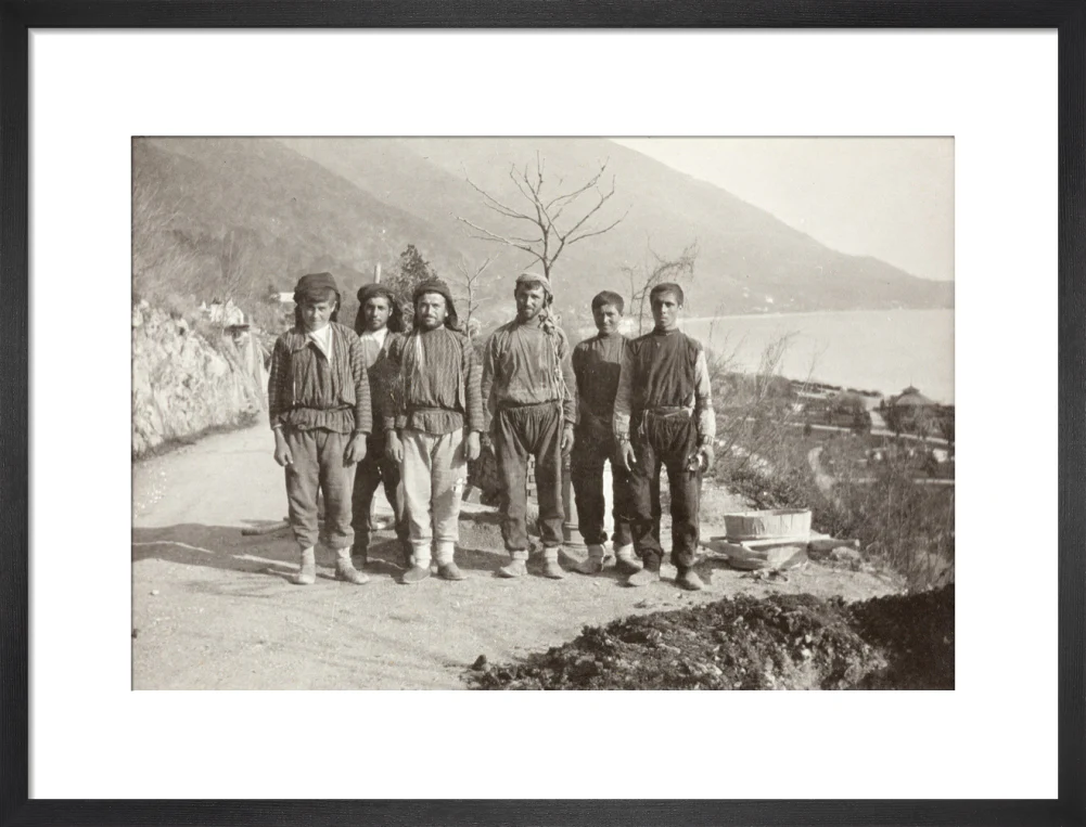 Workmen at Gagra - Image 13