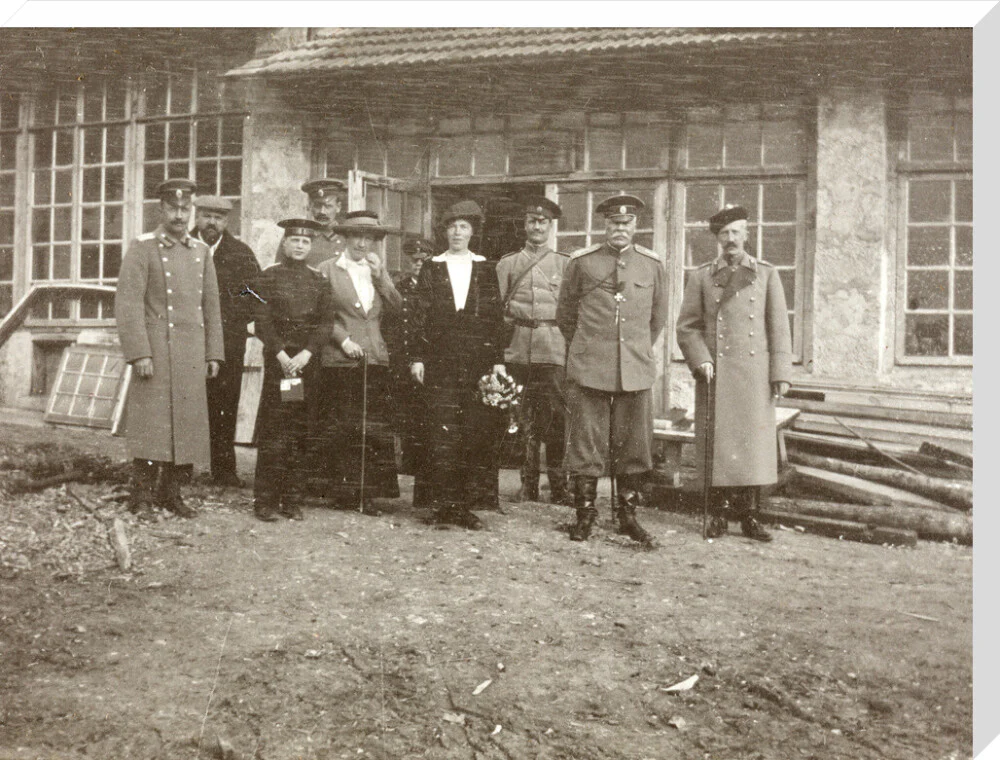 A snapshot photograph album of the Russian Imperial Royal Family. - Image 34
